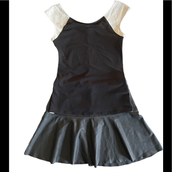 Express Sleeveless Top - Picture 4 of 4